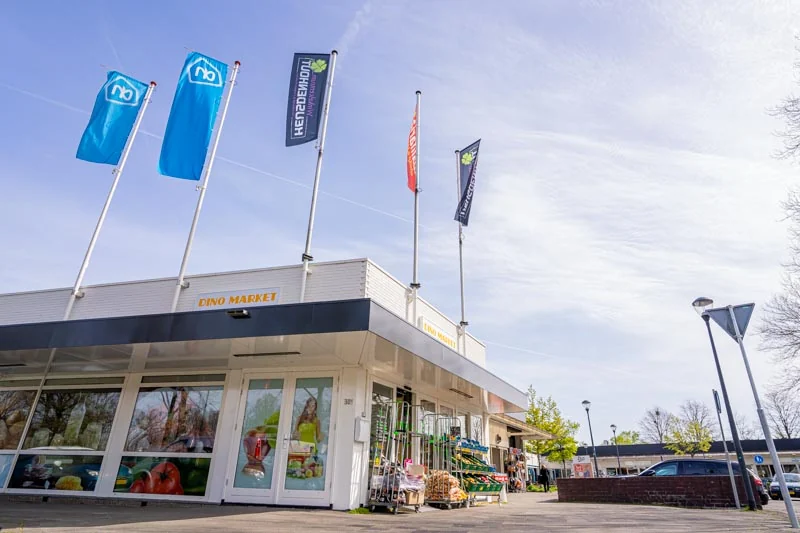 Winkelcentrum Heusdenhout met vlaggen voor de ingang